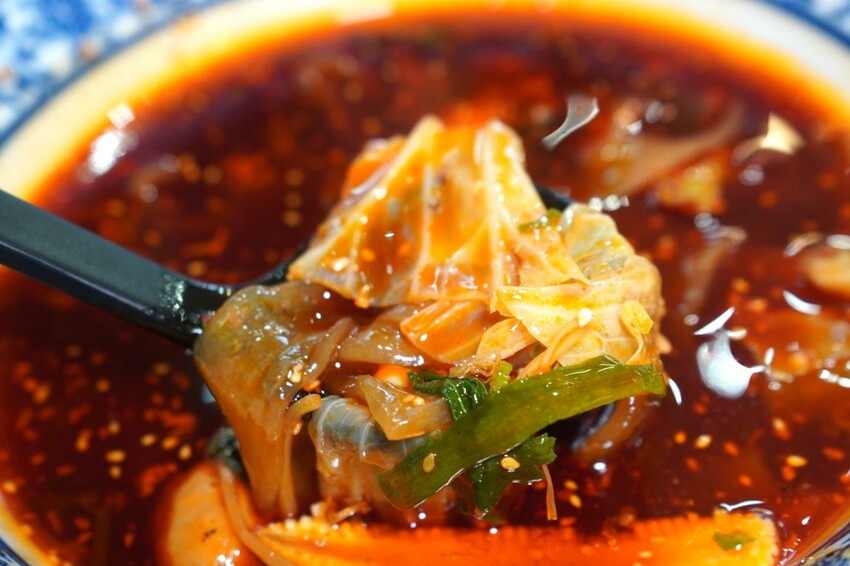 台中西屯｜冒香香冒菜鍋逢甲店｜逢甲商圈新開店，4個人吃的土豪鍋超豪邁，冒豆花推薦必點