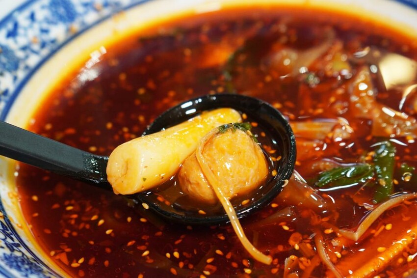 台中西屯｜冒香香冒菜鍋逢甲店｜逢甲商圈新開店，4個人吃的土豪鍋超豪邁，冒豆花推薦必點