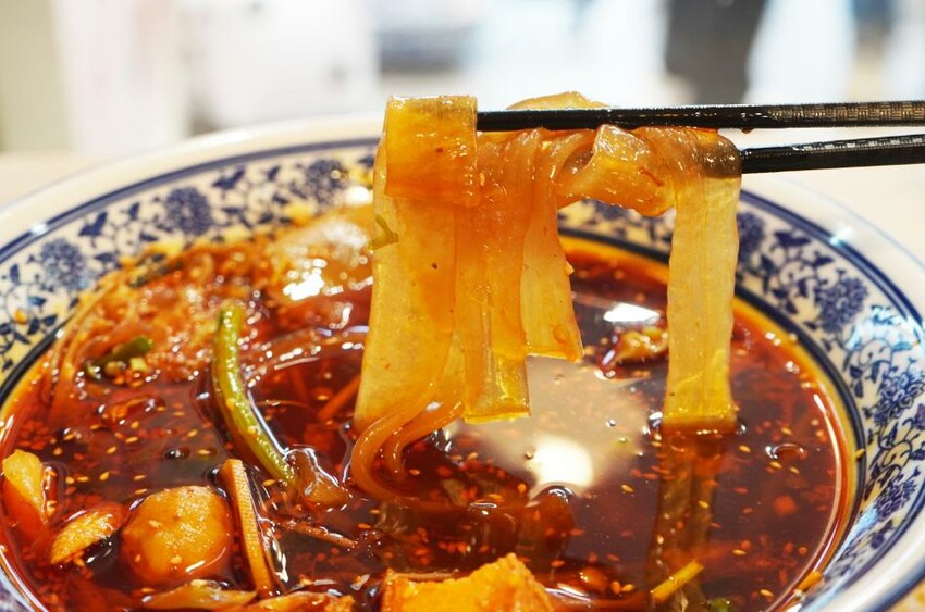 台中西屯｜冒香香冒菜鍋逢甲店｜逢甲商圈新開店，4個人吃的土豪鍋超豪邁，冒豆花推薦必點