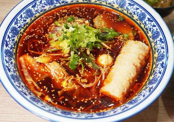 台中西屯｜冒香香冒菜鍋逢甲店｜逢甲商圈新開店，4個人吃的土豪鍋超豪邁，冒豆花推薦必點