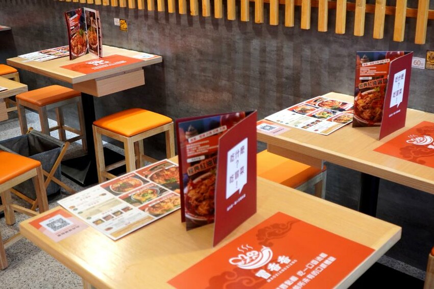 台中西屯｜冒香香冒菜鍋逢甲店｜逢甲商圈新開店，4個人吃的土豪鍋超豪邁，冒豆花推薦必點