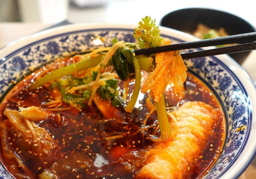 台中西屯｜冒香香冒菜鍋逢甲店｜逢甲商圈新開店，4個人吃的土豪鍋超豪邁，冒豆花推薦必點