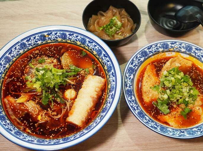 台中西屯｜冒香香冒菜鍋逢甲店｜逢甲商圈新開店，4個人吃的土豪鍋超豪邁，冒豆花推薦必點