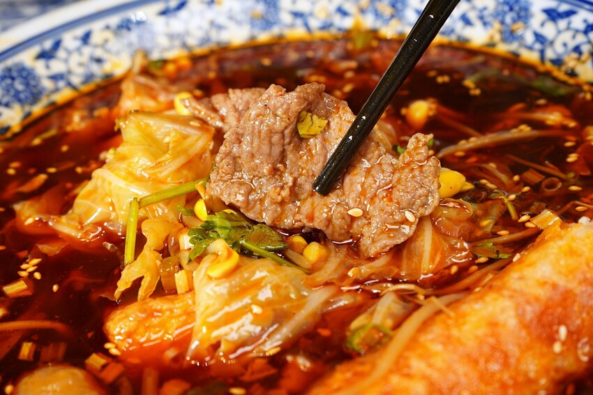 台中市西屯區一個人也能大啖爽辣冒菜!多人聚餐也有巨無霸土豪鍋,還有入口即化的好吃冒豆花