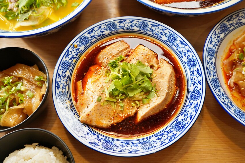 台中市西屯區一個人也能大啖爽辣冒菜!多人聚餐也有巨無霸土豪鍋,還有入口即化的好吃冒豆花