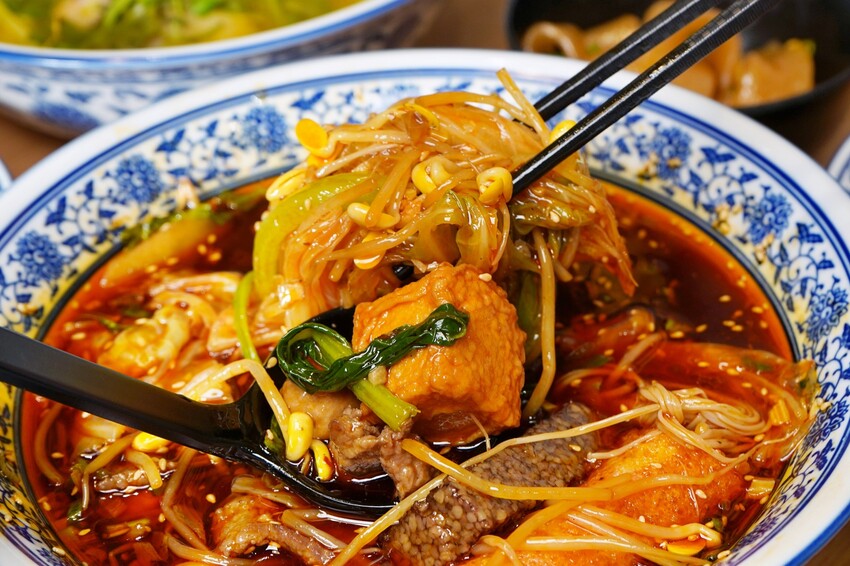 台中市西屯區一個人也能大啖爽辣冒菜!多人聚餐也有巨無霸土豪鍋,還有入口即化的好吃冒豆花