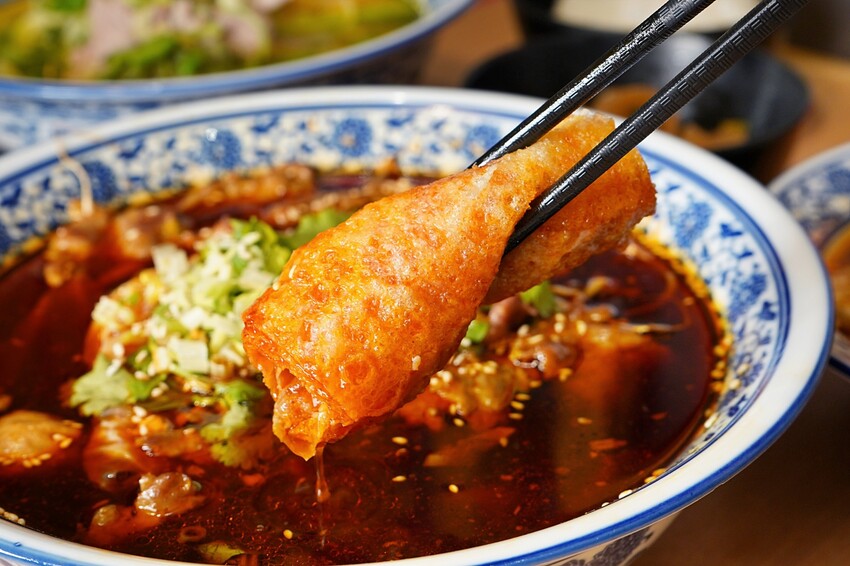 台中市西屯區一個人也能大啖爽辣冒菜!多人聚餐也有巨無霸土豪鍋,還有入口即化的好吃冒豆花