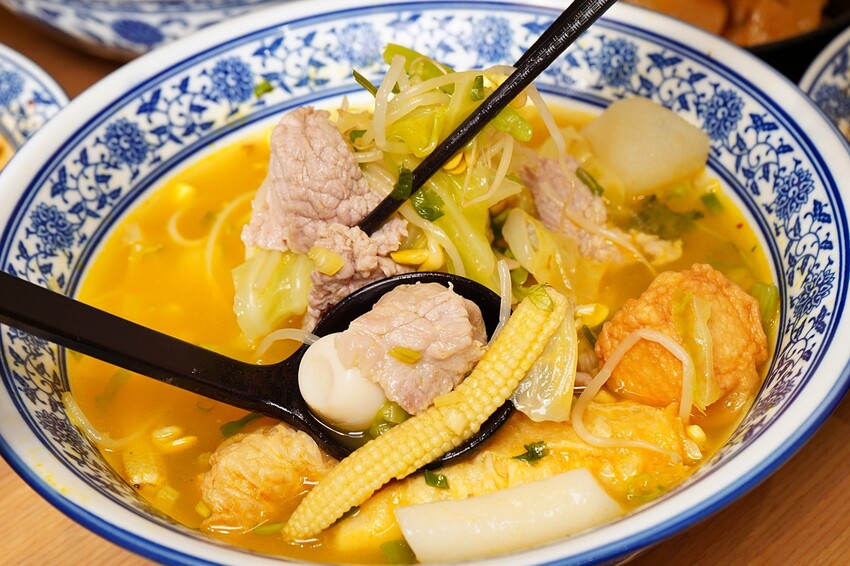台中市西屯區一個人也能大啖爽辣冒菜!多人聚餐也有巨無霸土豪鍋,還有入口即化的好吃冒豆花