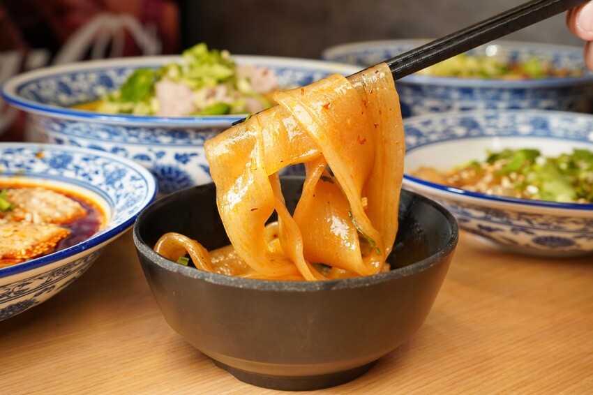 台中市西屯區一個人也能大啖爽辣冒菜!多人聚餐也有巨無霸土豪鍋,還有入口即化的好吃冒豆花