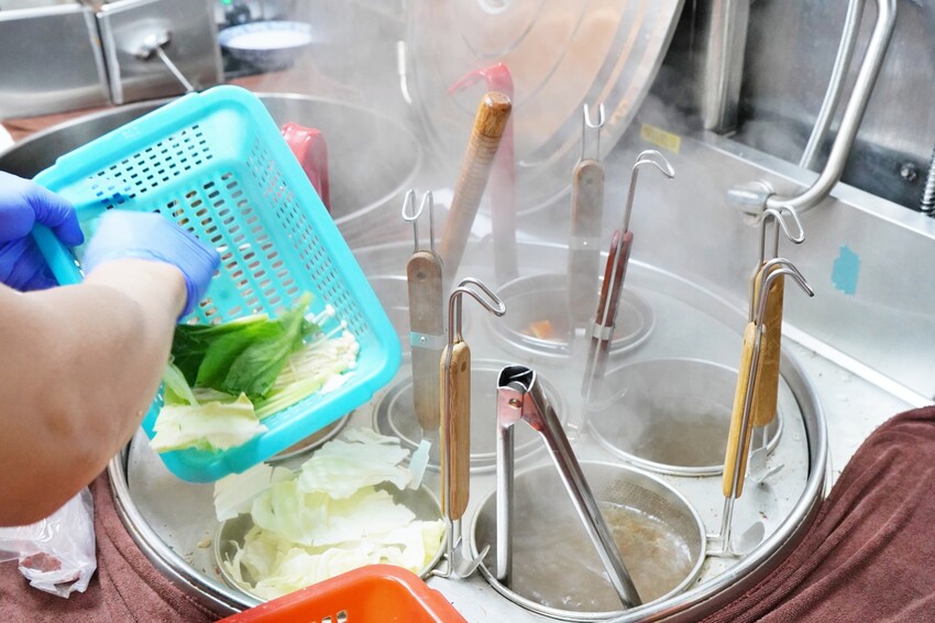 台中市西屯區一個人也能大啖爽辣冒菜!多人聚餐也有巨無霸土豪鍋,還有入口即化的好吃冒豆花