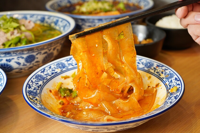 台中市西屯區一個人也能大啖爽辣冒菜!多人聚餐也有巨無霸土豪鍋,還有入口即化的好吃冒豆花