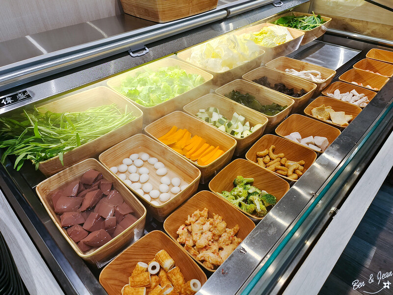 宜蘭縣羅東鎮饗點鍋精緻鍋物》羅東夜市旁388元起豐富自助吧吃到飽，平價肉品、高檔和牛、生猛海鮮都有