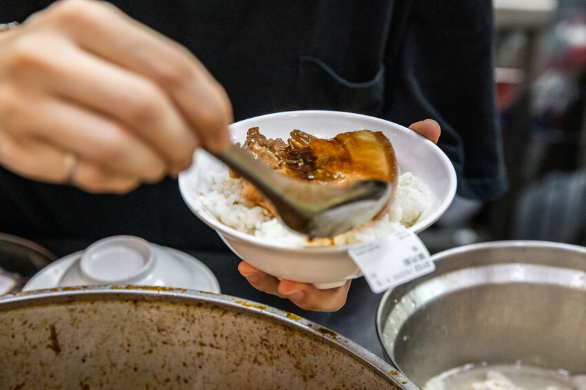 彰化縣員林市爌肉義｜零負評號稱在地最強爌肉飯！料爆多燉湯只要銅板價