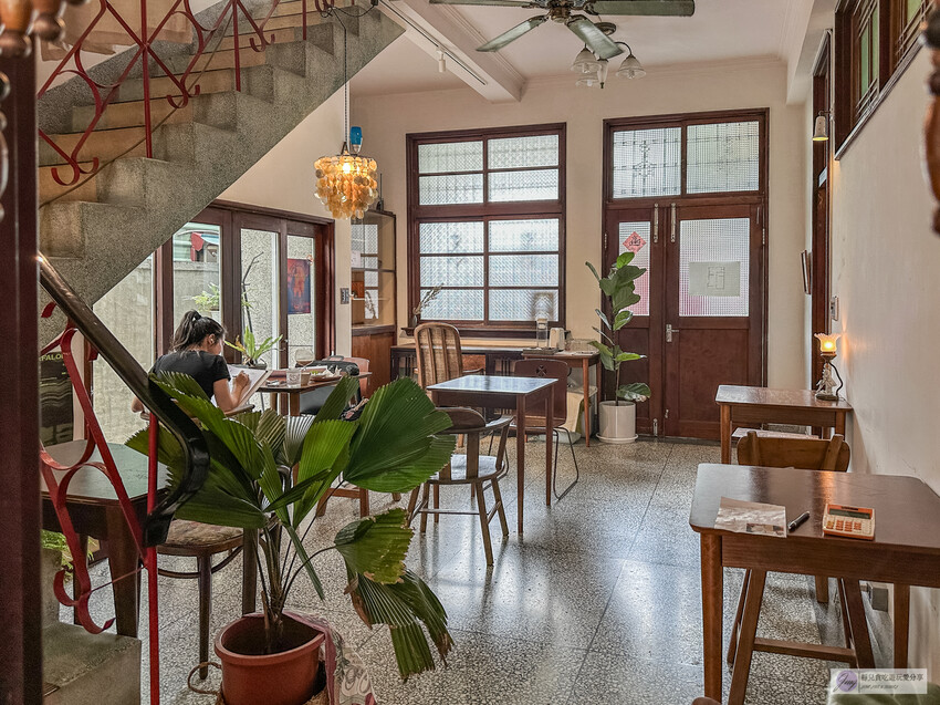 復古老宅中的隱藏茶館！60年的台式建築裡飄著淡淡茶香，靜謐的氛圍讓人沉浸其中，這家隱身巷弄的茶館絕對是品味人生的好去處。