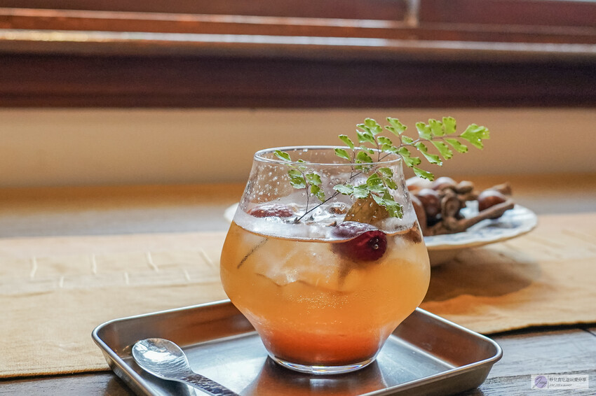 復古老宅中的隱藏茶館！60年的台式建築裡飄著淡淡茶香，靜謐的氛圍讓人沉浸其中，這家隱身巷弄的茶館絕對是品味人生的好去處。