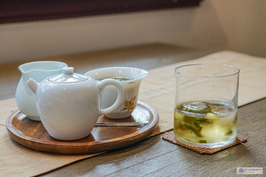 復古老宅中的隱藏茶館！60年的台式建築裡飄著淡淡茶香，靜謐的氛圍讓人沉浸其中，這家隱身巷弄的茶館絕對是品味人生的好去處。