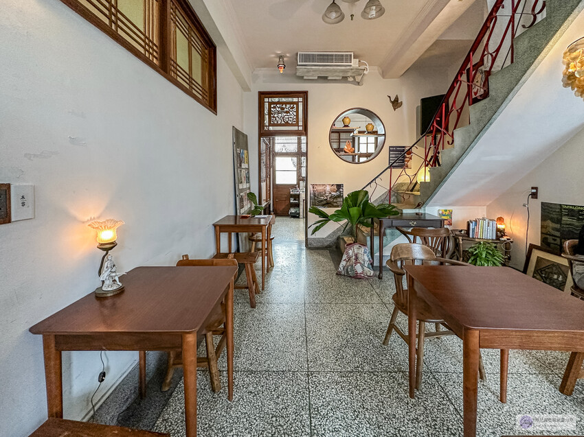 復古老宅中的隱藏茶館！60年的台式建築裡飄著淡淡茶香，靜謐的氛圍讓人沉浸其中，這家隱身巷弄的茶館絕對是品味人生的好去處。