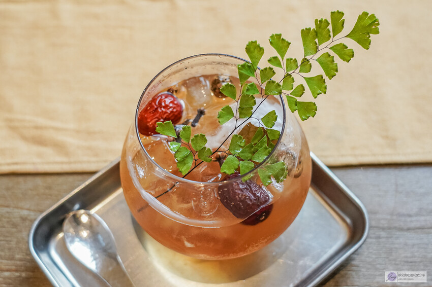 復古老宅中的隱藏茶館！60年的台式建築裡飄著淡淡茶香，靜謐的氛圍讓人沉浸其中，這家隱身巷弄的茶館絕對是品味人生的好去處。