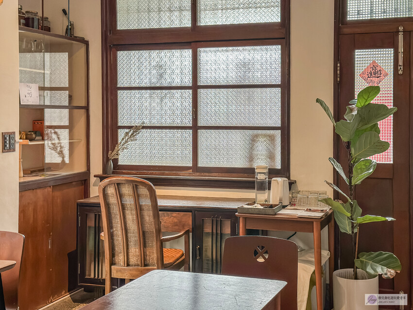 復古老宅中的隱藏茶館！60年的台式建築裡飄著淡淡茶香，靜謐的氛圍讓人沉浸其中，這家隱身巷弄的茶館絕對是品味人生的好去處。