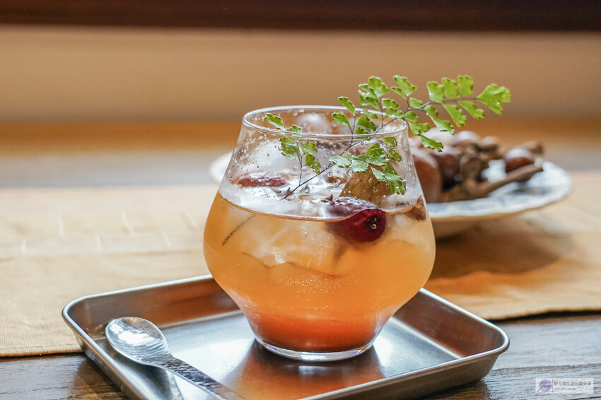 復古老宅中的隱藏茶館！60年的台式建築裡飄著淡淡茶香，靜謐的氛圍讓人沉浸其中，這家隱身巷弄的茶館絕對是品味人生的好去處。