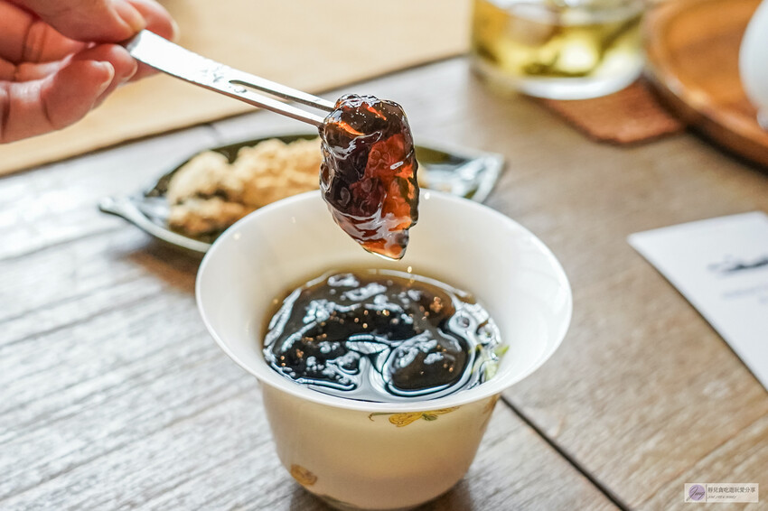 復古老宅中的隱藏茶館！60年的台式建築裡飄著淡淡茶香，靜謐的氛圍讓人沉浸其中，這家隱身巷弄的茶館絕對是品味人生的好去處。