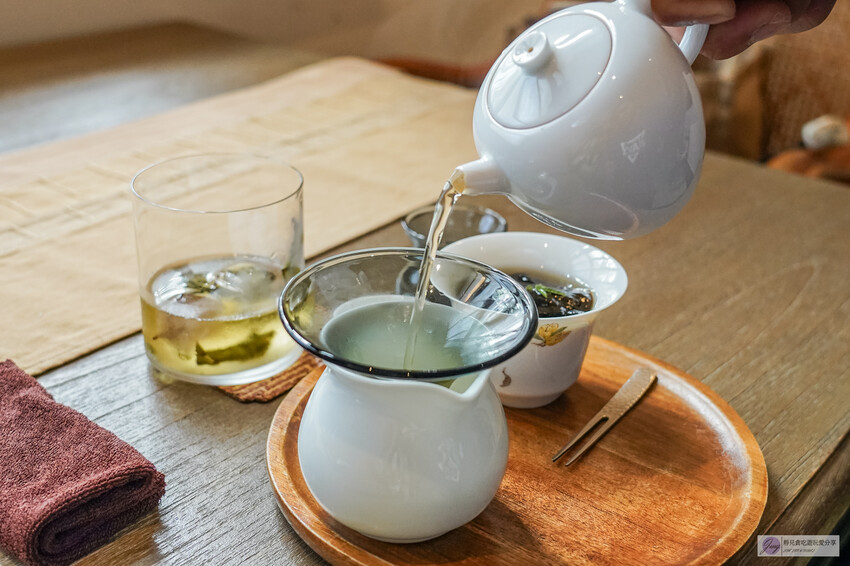 復古老宅中的隱藏茶館！60年的台式建築裡飄著淡淡茶香，靜謐的氛圍讓人沉浸其中，這家隱身巷弄的茶館絕對是品味人生的好去處。