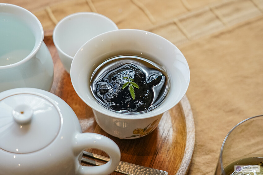 復古老宅中的隱藏茶館！60年的台式建築裡飄著淡淡茶香，靜謐的氛圍讓人沉浸其中，這家隱身巷弄的茶館絕對是品味人生的好去處。