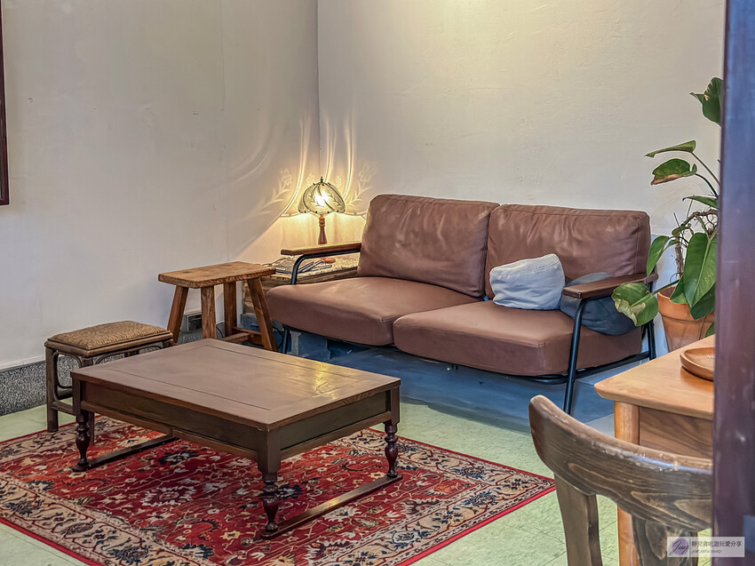 復古老宅中的隱藏茶館！60年的台式建築裡飄著淡淡茶香，靜謐的氛圍讓人沉浸其中，這家隱身巷弄的茶館絕對是品味人生的好去處。