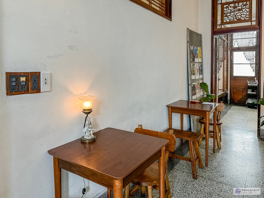 復古老宅中的隱藏茶館！60年的台式建築裡飄著淡淡茶香，靜謐的氛圍讓人沉浸其中，這家隱身巷弄的茶館絕對是品味人生的好去處。