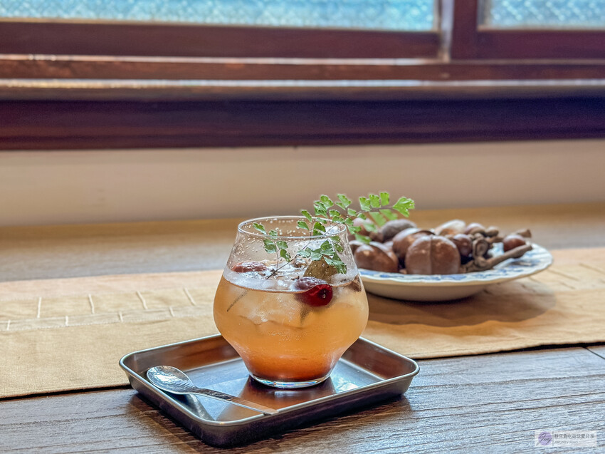 復古老宅中的隱藏茶館！60年的台式建築裡飄著淡淡茶香，靜謐的氛圍讓人沉浸其中，這家隱身巷弄的茶館絕對是品味人生的好去處。