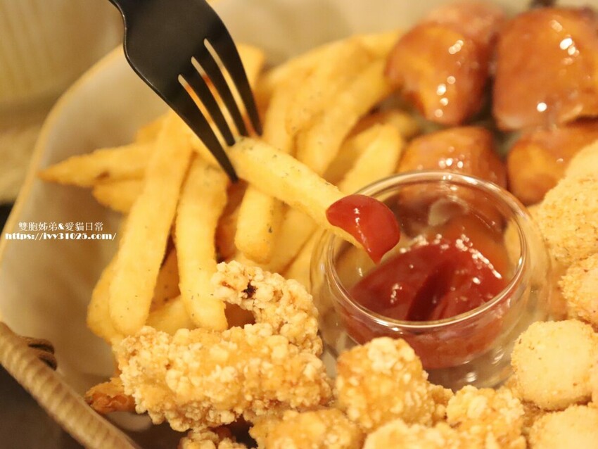 台南市南區台南老房子咖啡店 - 隱藏在巷弄中的 品藏一號店 輕食飲品 朋友相約小聚好地方