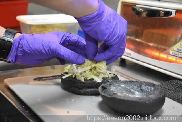 三重平價宵夜推薦 | hj早、午、宵夜 主打養生竹炭黑漢堡 宵夜時段也能輕鬆吃早午餐 -  就是這樣。吃喝玩樂。愛漂亮部落格 - FashionGuide 華人時尚專業評鑑