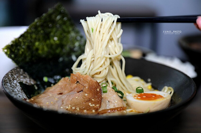 台中市霧峰區拉麵控必收！欲罷不能超有嚼勁拉麵 搭配靈魂湯頭 一試成主顧｜黑告食坊(霧峰美食)