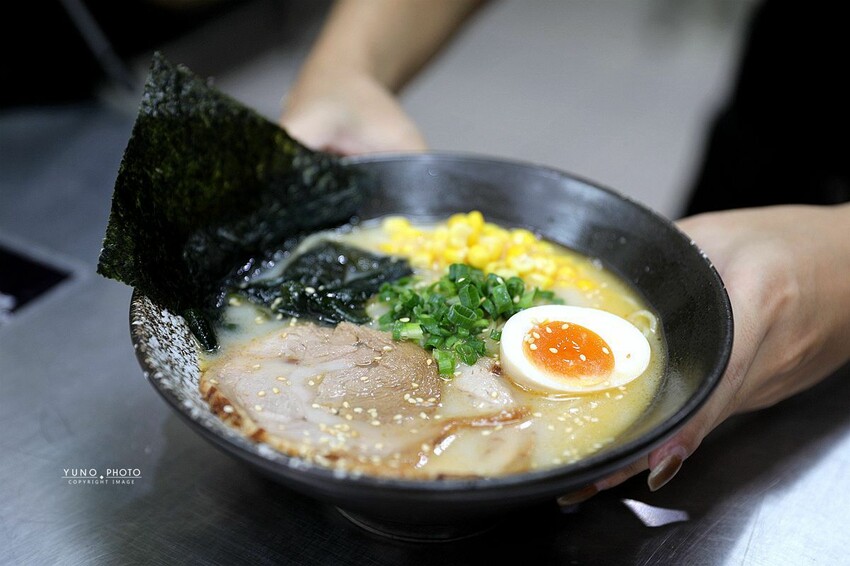 台中市霧峰區拉麵控必收！欲罷不能超有嚼勁拉麵 搭配靈魂湯頭 一試成主顧｜黑告食坊(霧峰美食)