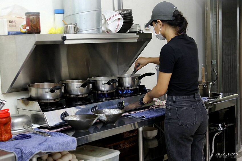 台中市霧峰區拉麵控必收！欲罷不能超有嚼勁拉麵 搭配靈魂湯頭 一試成主顧｜黑告食坊(霧峰美食)