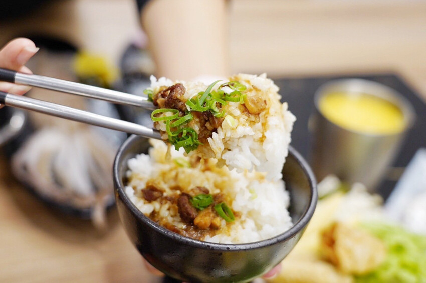 點套餐玩洞洞戳戳樂！1/3機率拿免單中獎率超高！30面9999金牌帶回家～