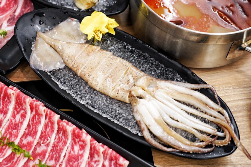 點套餐玩洞洞戳戳樂！1/3機率拿免單中獎率超高！30面9999金牌帶回家～