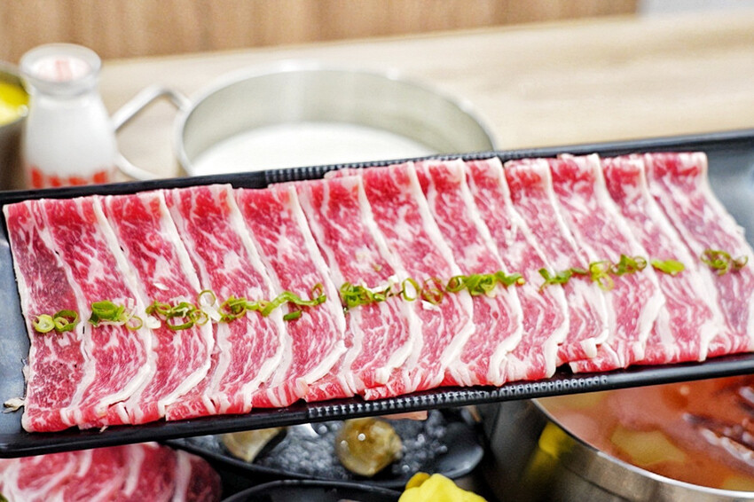 點套餐玩洞洞戳戳樂！1/3機率拿免單中獎率超高！30面9999金牌帶回家～