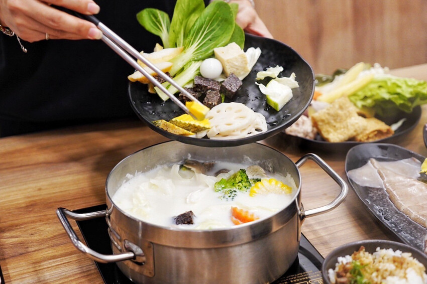 點套餐玩洞洞戳戳樂！1/3機率拿免單中獎率超高！30面9999金牌帶回家～