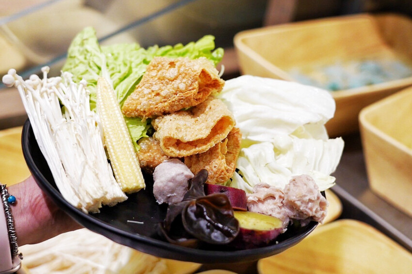 點套餐玩洞洞戳戳樂！1/3機率拿免單中獎率超高！30面9999金牌帶回家～