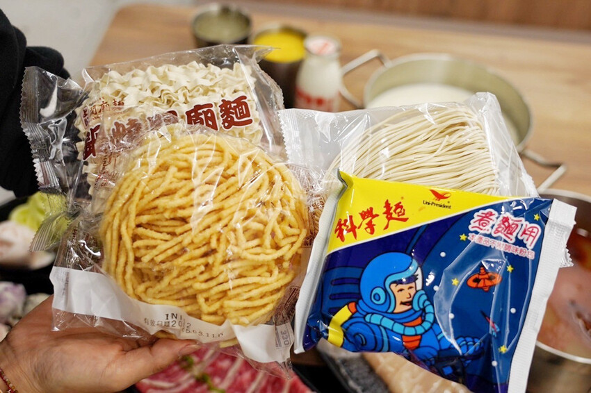 點套餐玩洞洞戳戳樂！1/3機率拿免單中獎率超高！30面9999金牌帶回家～