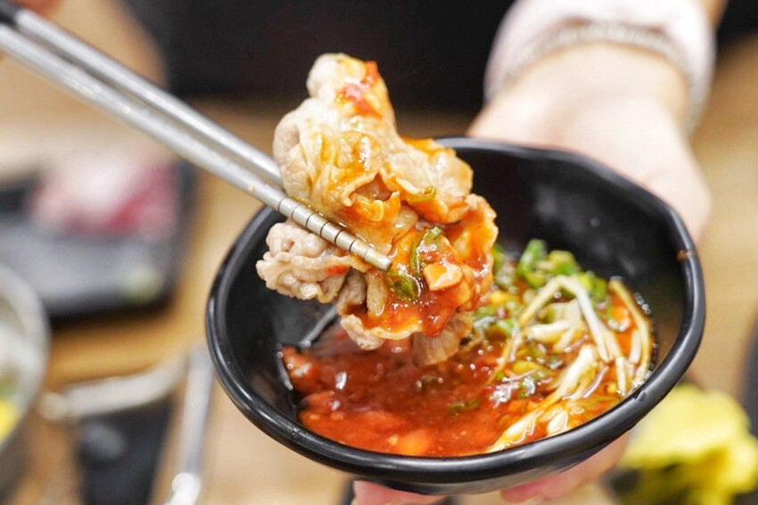 點套餐玩洞洞戳戳樂！1/3機率拿免單中獎率超高！30面9999金牌帶回家～