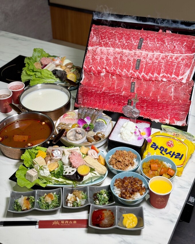 全台最強平價火鍋吃到飽「嗑肉石鍋」插旗苗栗頭份啦！最便宜$368元起就能享有上百種食材自助吧吃到飽！營業至凌晨兩點，絕對是頭份、竹南地區宵夜新選擇！