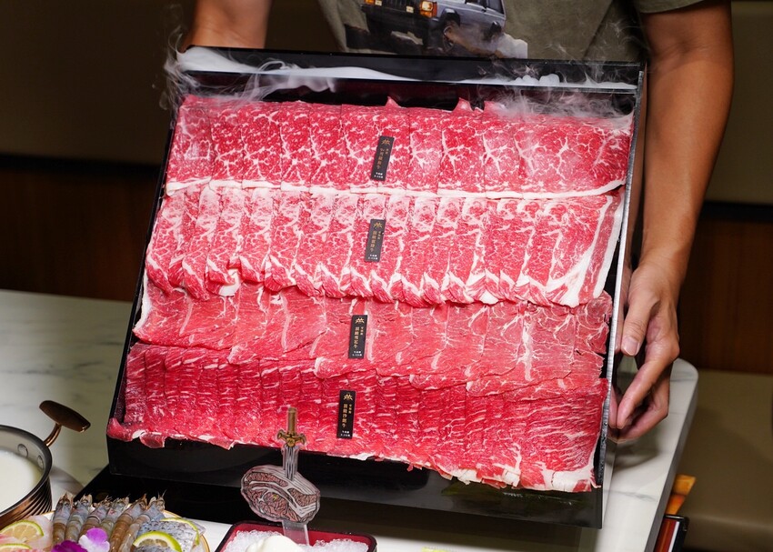 全台最強平價火鍋吃到飽「嗑肉石鍋」插旗苗栗頭份啦！最便宜$368元起就能享有上百種食材自助吧吃到飽！營業至凌晨兩點，絕對是頭份、竹南地區宵夜新選擇！