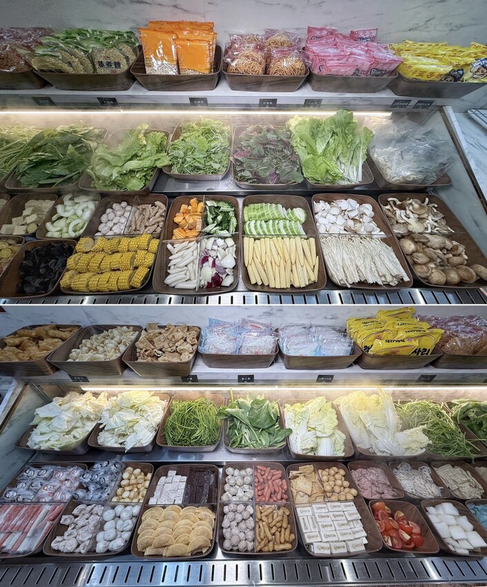 全台最強平價火鍋吃到飽「嗑肉石鍋」插旗苗栗頭份啦！最便宜$368元起就能享有上百種食材自助吧吃到飽！營業至凌晨兩點，絕對是頭份、竹南地區宵夜新選擇！