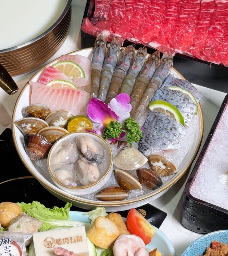 全台最強平價火鍋吃到飽「嗑肉石鍋」插旗苗栗頭份啦！最便宜$368元起就能享有上百種食材自助吧吃到飽！營業至凌晨兩點，絕對是頭份、竹南地區宵夜新選擇！