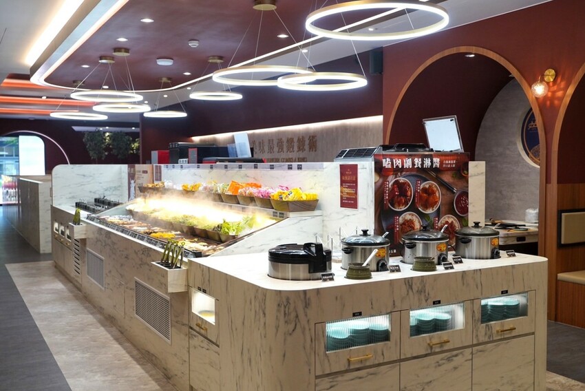 全台最強平價火鍋吃到飽「嗑肉石鍋」插旗苗栗頭份啦！最便宜$368元起就能享有上百種食材自助吧吃到飽！營業至凌晨兩點，絕對是頭份、竹南地區宵夜新選擇！