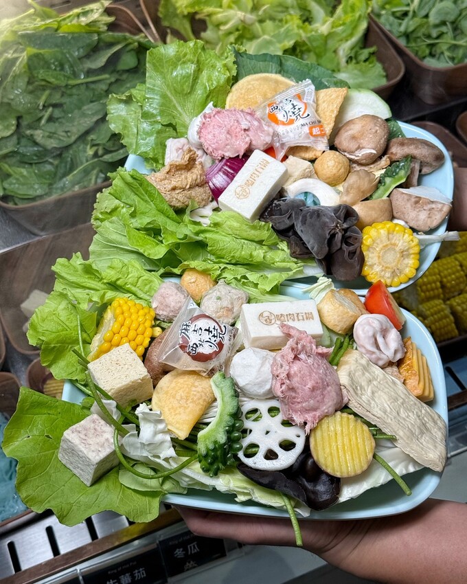 全台最強平價火鍋吃到飽「嗑肉石鍋」插旗苗栗頭份啦！最便宜$368元起就能享有上百種食材自助吧吃到飽！營業至凌晨兩點，絕對是頭份、竹南地區宵夜新選擇！