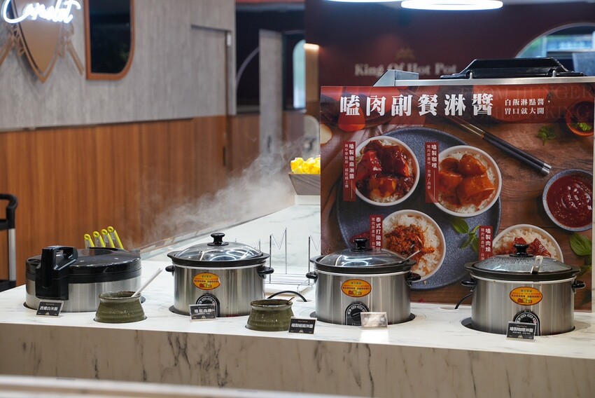 全台最強平價火鍋吃到飽「嗑肉石鍋」插旗苗栗頭份啦！最便宜$368元起就能享有上百種食材自助吧吃到飽！營業至凌晨兩點，絕對是頭份、竹南地區宵夜新選擇！