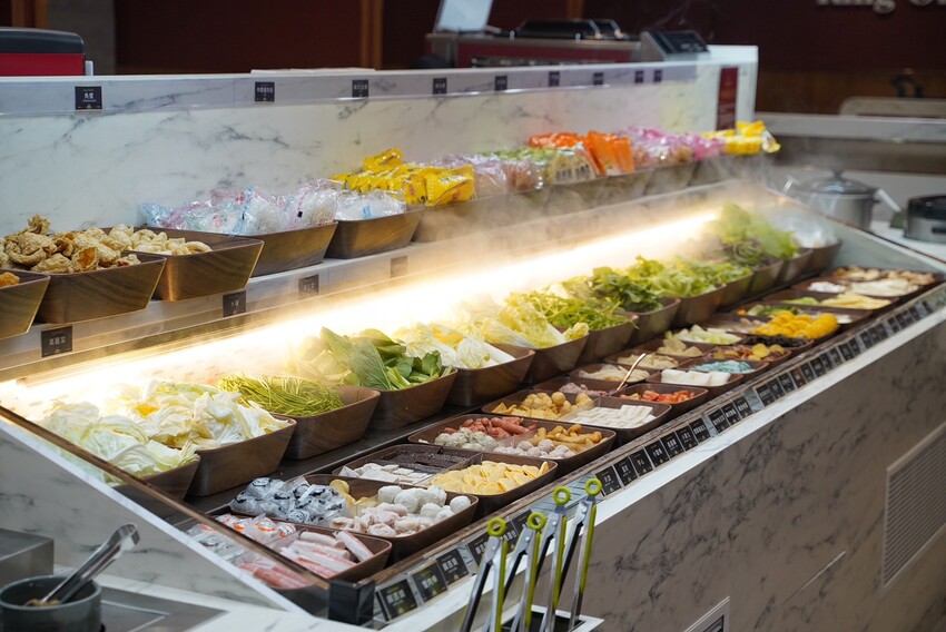 全台最強平價火鍋吃到飽「嗑肉石鍋」插旗苗栗頭份啦！最便宜$368元起就能享有上百種食材自助吧吃到飽！營業至凌晨兩點，絕對是頭份、竹南地區宵夜新選擇！